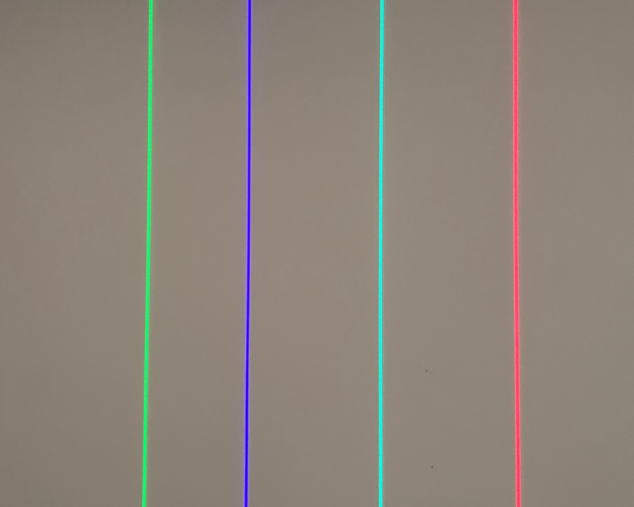 Linie lasera czerwona, zielona, niebieska, fioletowa